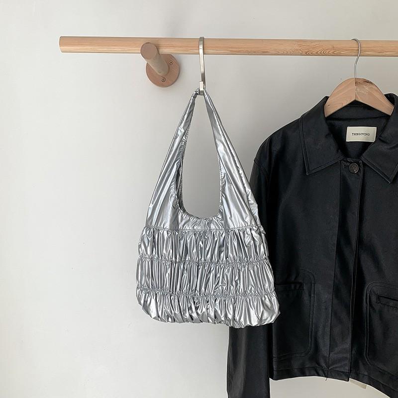 Korean Style Niche Design Pleated Single-shoulder Commuter Bag Women With A High-end Sense Of Large Capacity Personality Fashionable Underarm серебряный
Korean Style Niche Design Pleated Single-shoulder Commuter Bag Women With A High-end Sense Of Large Capacity Personality Fashionable Underarm серебряный