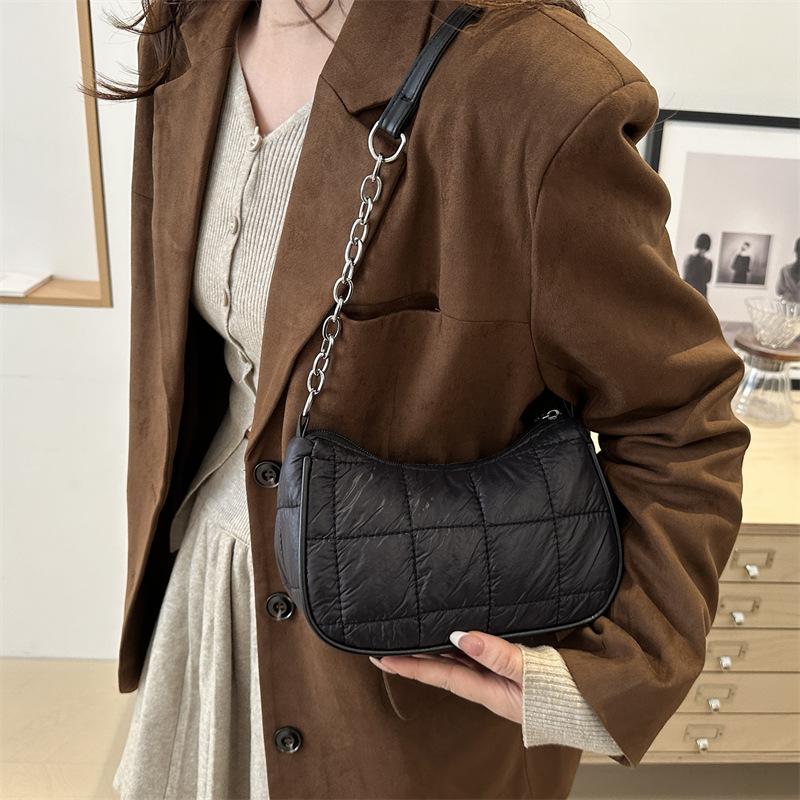 Small square bag women s winter new trend simple underarm bag fashion diamond chain shoulder bag зелений
Small square bag women s winter new trend simple underarm bag fashion diamond chain shoulder bag зелений