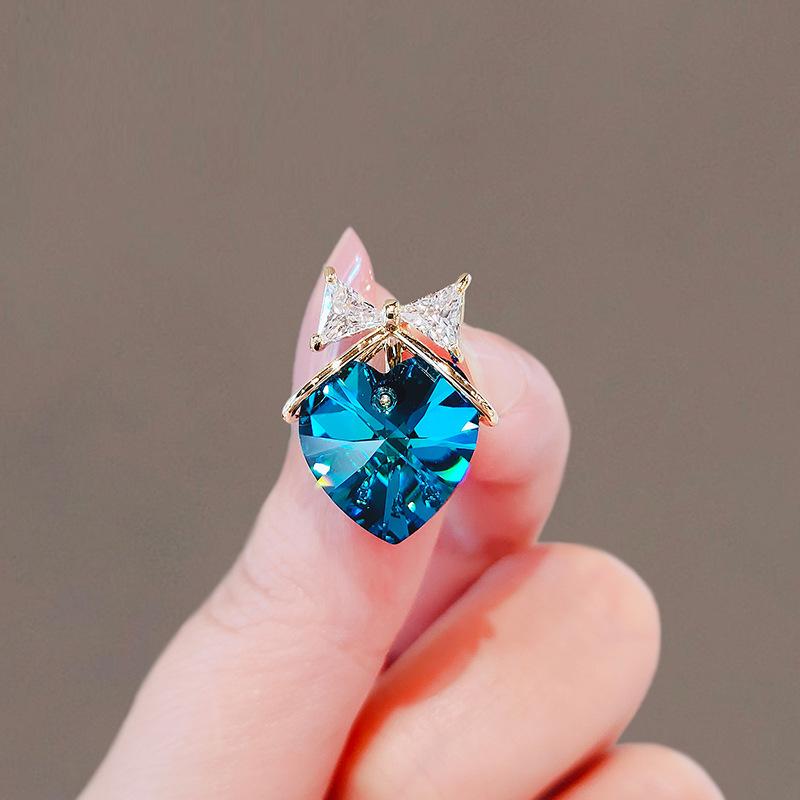New blue love imitation crystal brooch women s high-end sense light luxury high-end versatile suit coat T-shirt with accessories
New blue love imitation crystal brooch women s high-end sense light luxury high-end versatile suit coat T-shirt with accessories