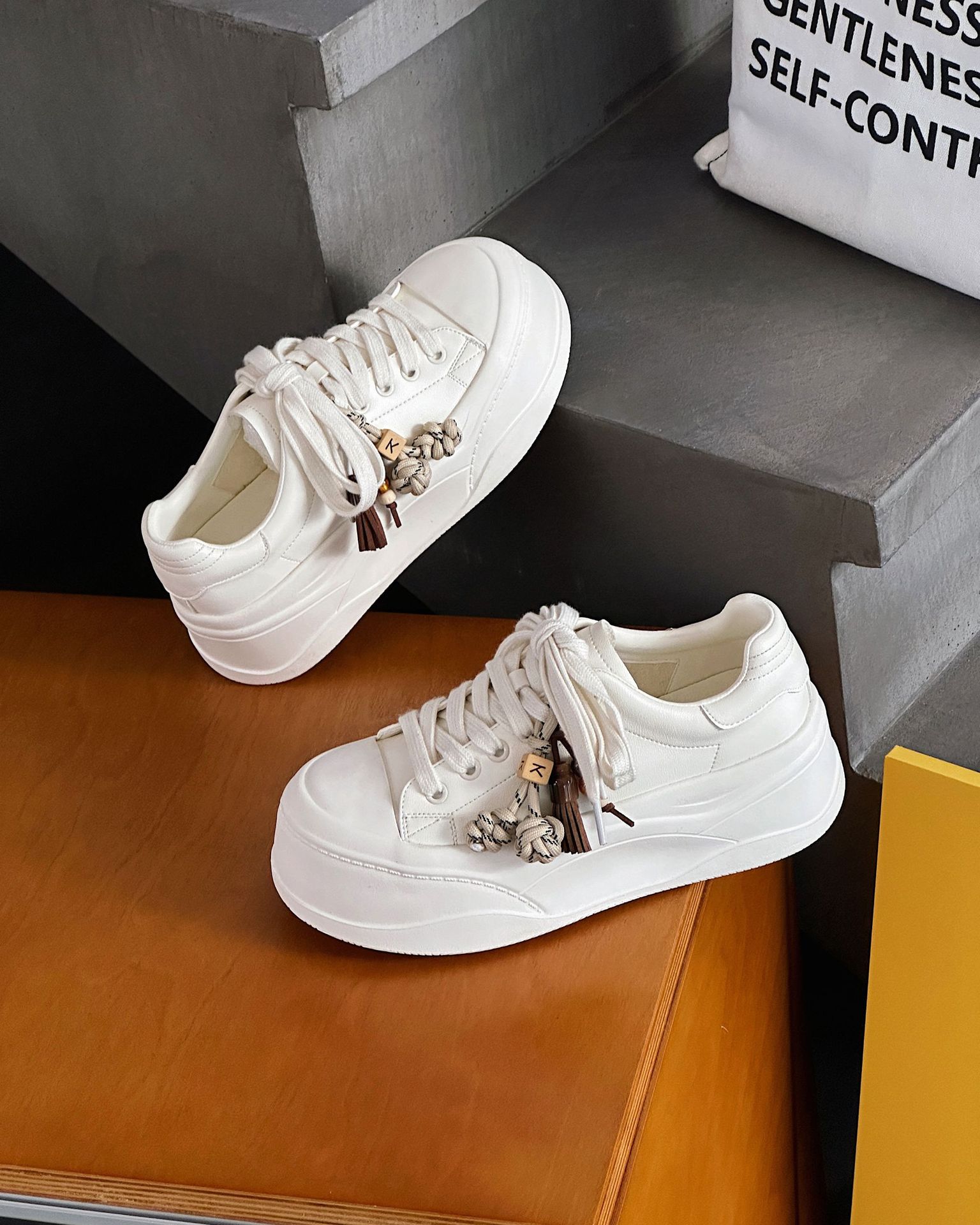 2025 autumn new lightweight thick-soled heightening little white shoes women s leather versatile fashion fringed casual sports shoes 40
2025 autumn new lightweight thick-soled heightening little white shoes women s leather versatile fashion fringed casual sports shoes 40