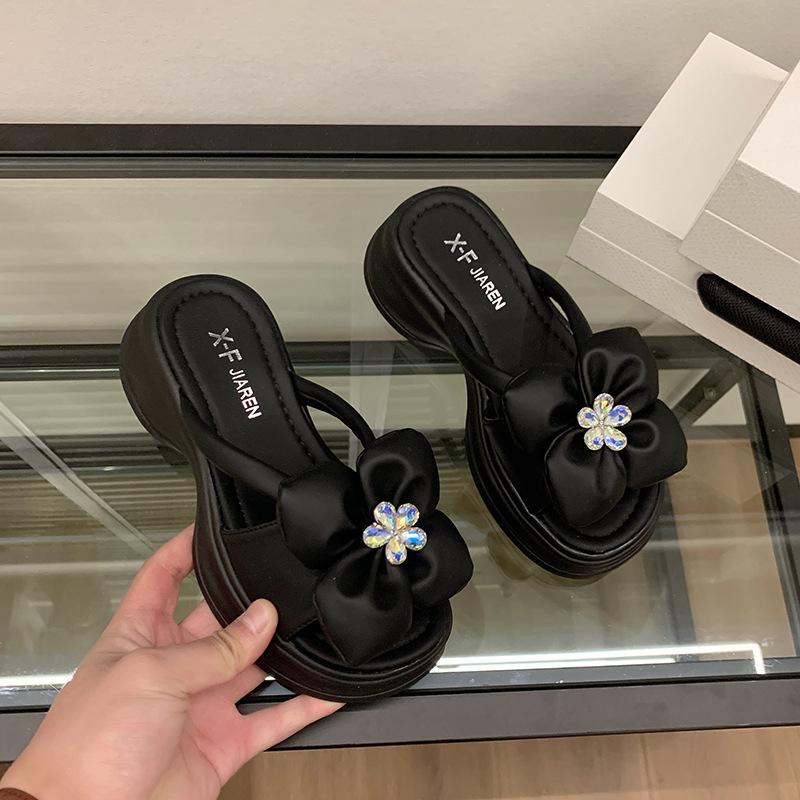 Сандалии на танкетке на толстой подошве для женской верхней одежды, летние новые стильные пляжные тапочки со стразами и цветами 38
Сандалии на танкетке на толстой подошве для женской верхней одежды, летние новые стильные пляжные тапочки со стразами и цветами 38