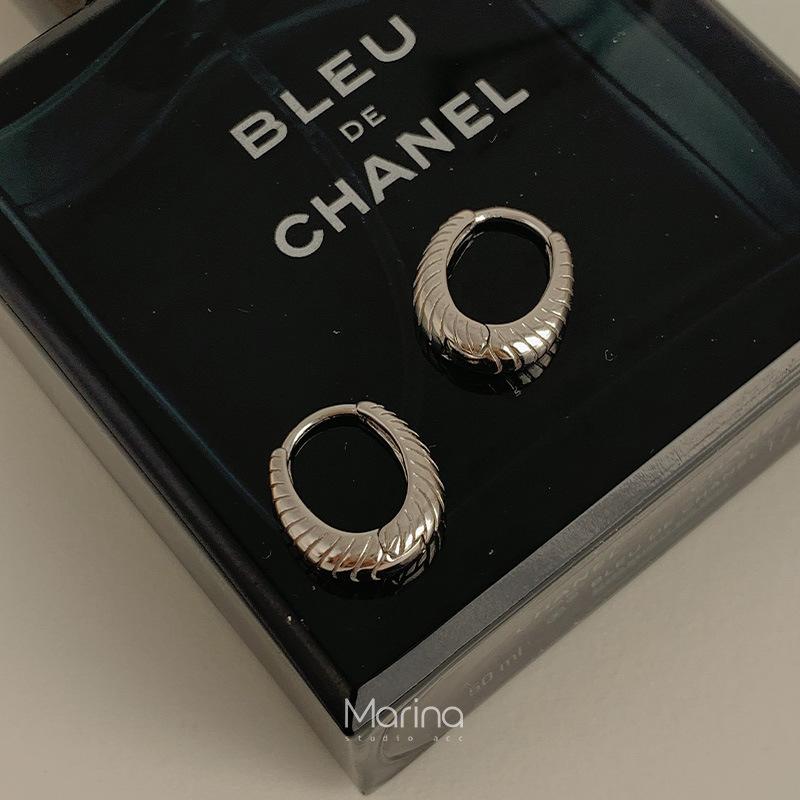 Niche design advanced sense ring earrings women s French temperament ear buckle earrings versatile light luxury foreign trade earrings
Niche design advanced sense ring earrings women s French temperament ear buckle earrings versatile light luxury foreign trade earrings