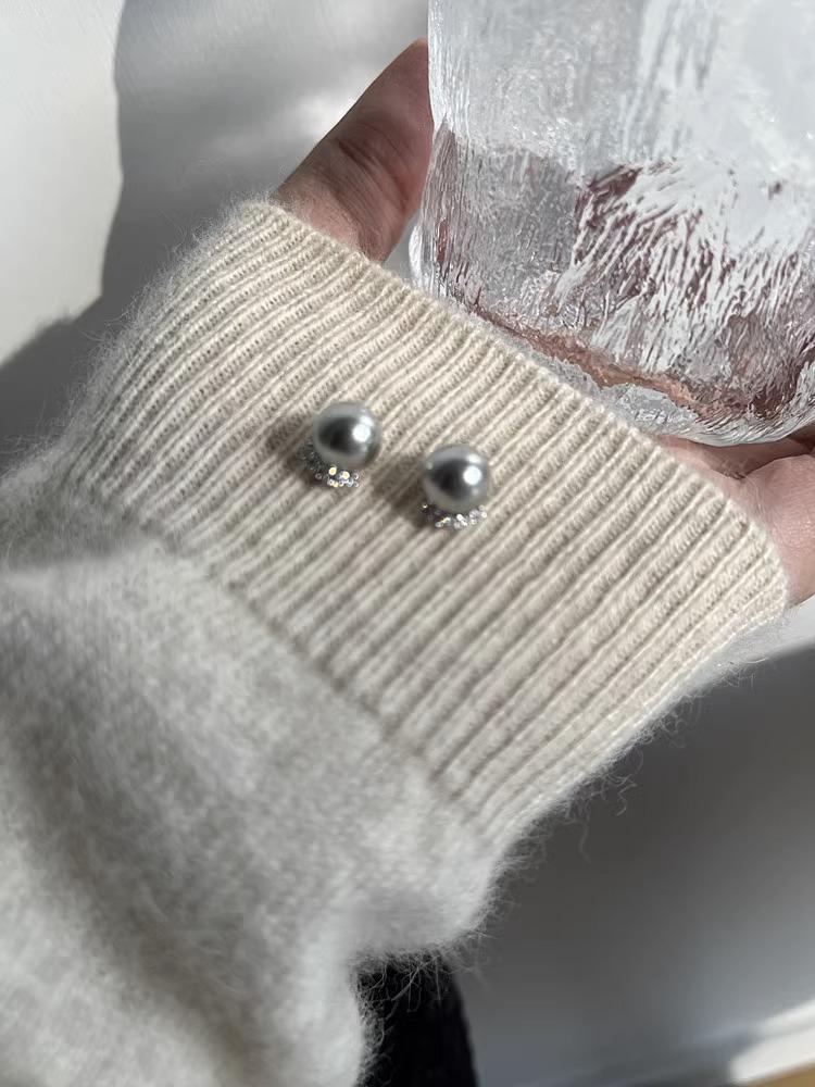 Exquisite micro-inlaid zircon silver gray/Australian white Shijia pearl silver needle earrings with strong light temperament versatile stud earrings серебряный серый
Exquisite micro-inlaid zircon silver gray/Australian white Shijia pearl silver needle earrings with strong light temperament versatile stud earrings серебряный серый