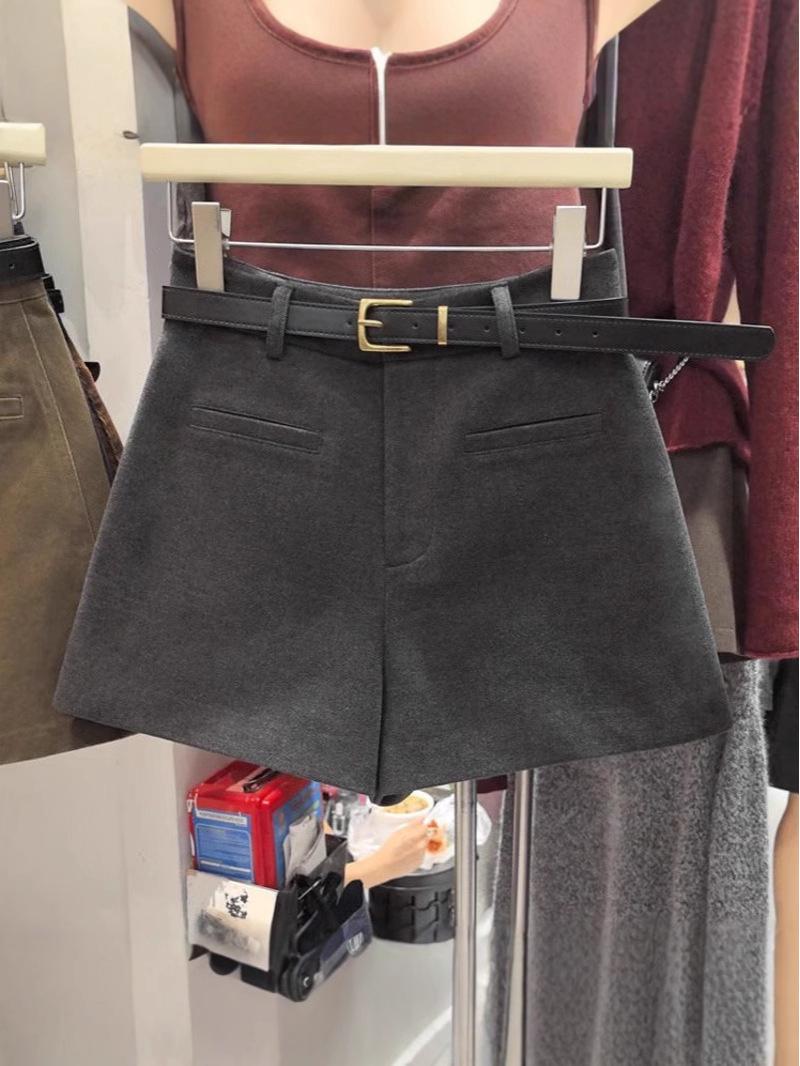 Women s High Waist Woolen Shorts - Autumn/Winter 2024 Casual Wide-Leg Bootcut Pants, Petite Fit. L
Women s High Waist Woolen Shorts - Autumn/Winter 2024 Casual Wide-Leg Bootcut Pants, Petite Fit. L