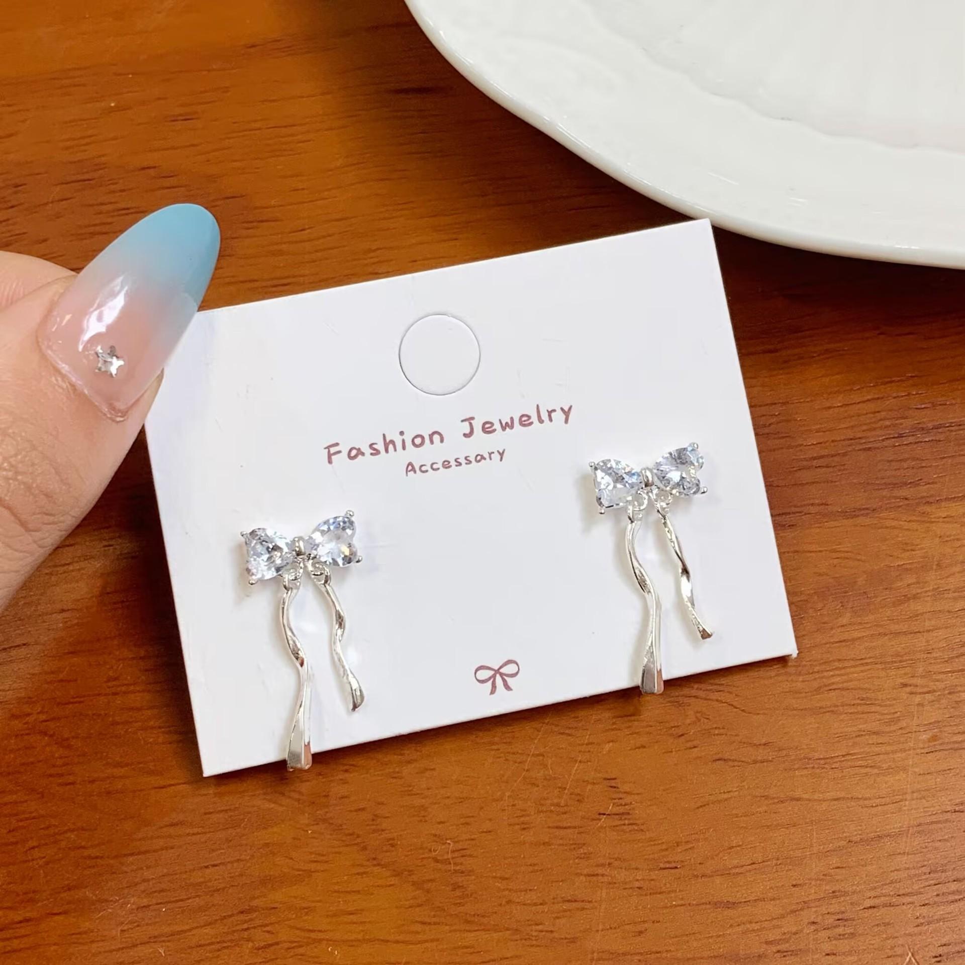 1Pair Sweet Cute Bow Stud Earrings for Women Korea Pink Zircon Ribbon Earrings Simple Minimalist Ear Piercing Jewelry Gifts білий
1Pair Sweet Cute Bow Stud Earrings for Women Korea Pink Zircon Ribbon Earrings Simple Minimalist Ear Piercing Jewelry Gifts білий