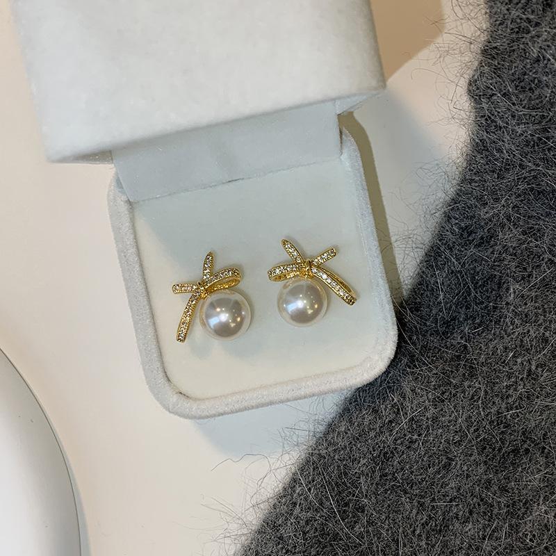 S silver needle French earrings pearl stud earrings women s light luxury temperament high sense earrings exquisite ins cute
S silver needle French earrings pearl stud earrings women s light luxury temperament high sense earrings exquisite ins cute
