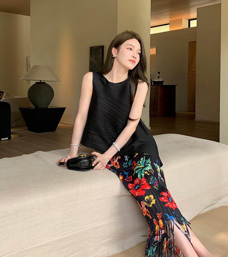 Трендовый летний комплект из топа без рукавов с цветочным принтом и плиссированной юбки с бахромой для женщин One Size
Трендовый летний комплект из топа без рукавов с цветочным принтом и плиссированной юбки с бахромой для женщин One Size