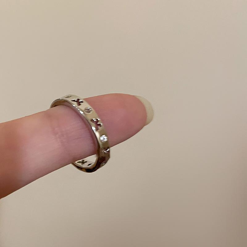 Циркон полый бабочка открытое кольцо корейское простое и универсальное кольцо на указательный палец легкий роскошный темперамент высококачественные ювелирные изделия
Циркон полый бабочка открытое кольцо корейское простое и универсальное кольцо на указательный палец легкий роскошный темперамент высококачественные ювелирные изделия