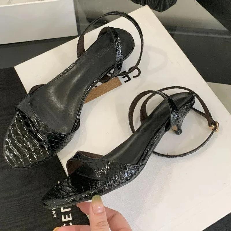 Fashion Sexy Kitten Heel Sandals Women Summer Fashion Open Toe Ankle Strap Buckle Party Shoe Elegant Brand Designer Wedding Bridal Shoes 40 чёрный
Fashion Sexy Kitten Heel Sandals Women Summer Fashion Open Toe Ankle Strap Buckle Party Shoe Elegant Brand Designer Wedding Bridal Shoes 40 чёрный