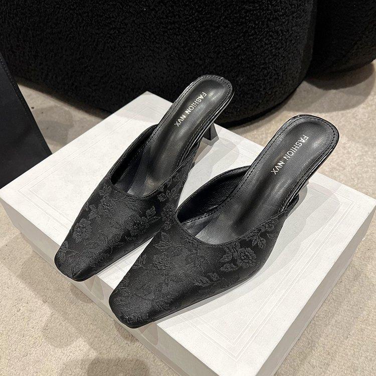 2024 new European and American fashion embroidered thin heel cool slippers small square head suede thin heel temperament half drag women s shoes 35 чёрный
2024 new European and American fashion embroidered thin heel cool slippers small square head suede thin heel temperament half drag women s shoes 35 чёрный