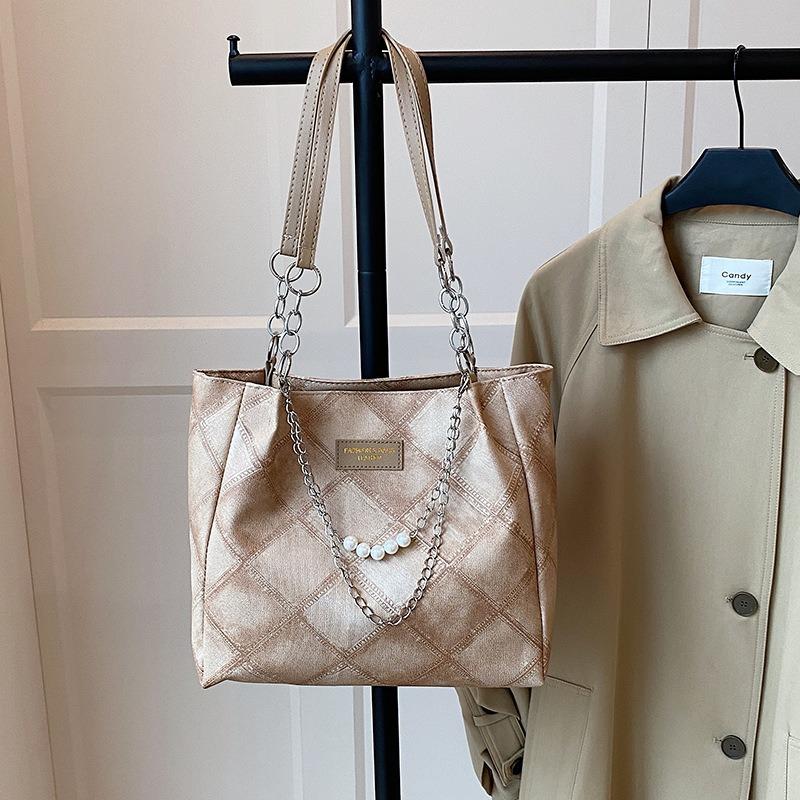 Простая и повседневная наплечная сумка-тоут, новая ручная переноска для осени и зимы, модная и вместительная портативная сумка-ведро для поездок на работу.
Простая и повседневная наплечная сумка-тоут, новая ручная переноска для осени и зимы, модная и вместительная портативная сумка-ведро для поездок на работу.