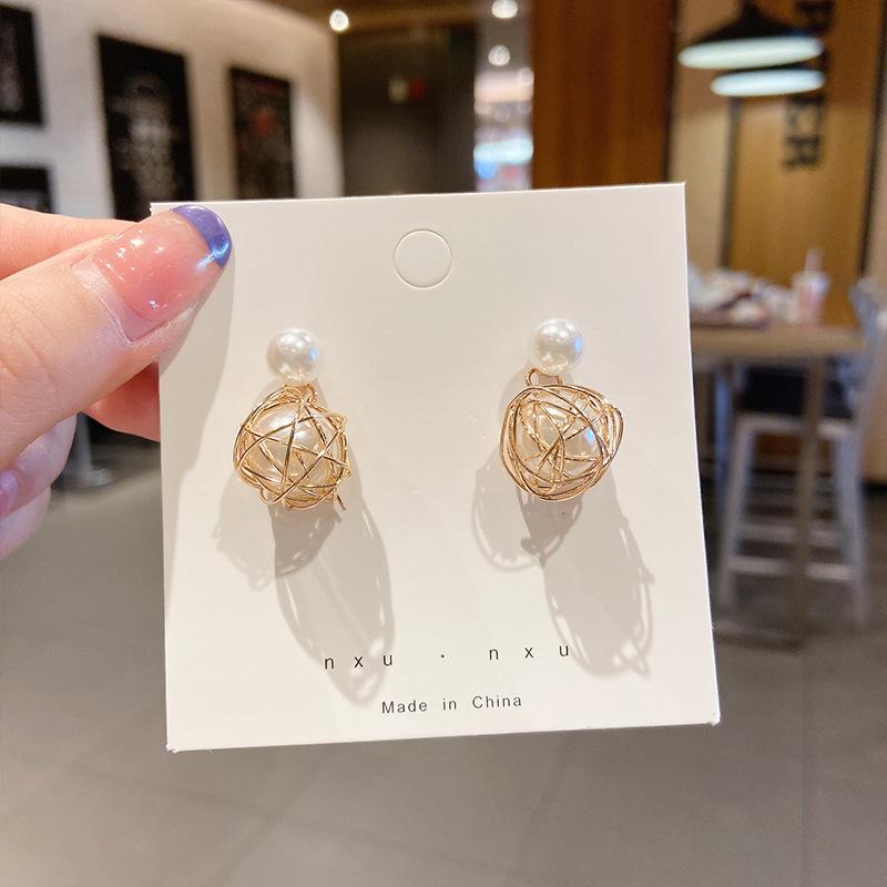 Gold Color Metal Weaving Ball Imitation Pearls Pendant Earrings for Women Wedding Party Ear Zircon Wholesale Girl Friend Gift
Gold Color Metal Weaving Ball Imitation Pearls Pendant Earrings for Women Wedding Party Ear Zircon Wholesale Girl Friend Gift