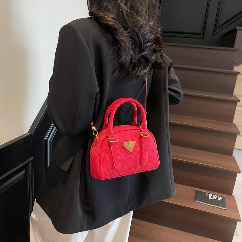Niche design bag women s summer 2025 new fashion shoulder messenger bag popular portable bowling bag чорний
Niche design bag women s summer 2025 new fashion shoulder messenger bag popular portable bowling bag чорний