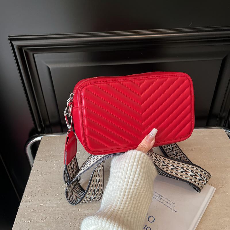 2025 trendy winter new camera bag embroidery thread small square bag fashionable versatile shoulder messenger bag chain mother and child bag кофейный
2025 trendy winter new camera bag embroidery thread small square bag fashionable versatile shoulder messenger bag chain mother and child bag кофейный