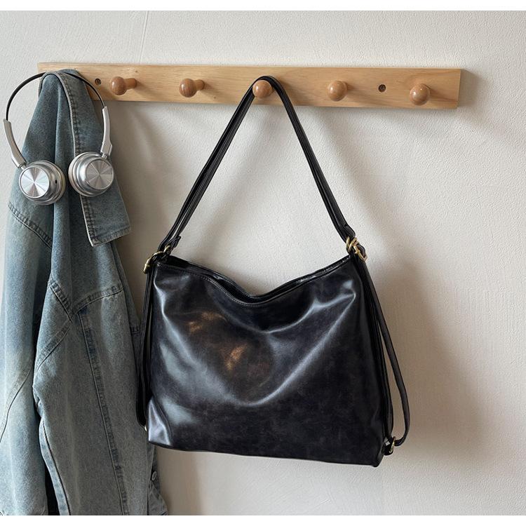 Retro fashion tote bag women s Korean version autumn and winter shoulder armpit bag new high-end trend versatile double shoulder women s bag
Retro fashion tote bag women s Korean version autumn and winter shoulder armpit bag new high-end trend versatile double shoulder women s bag