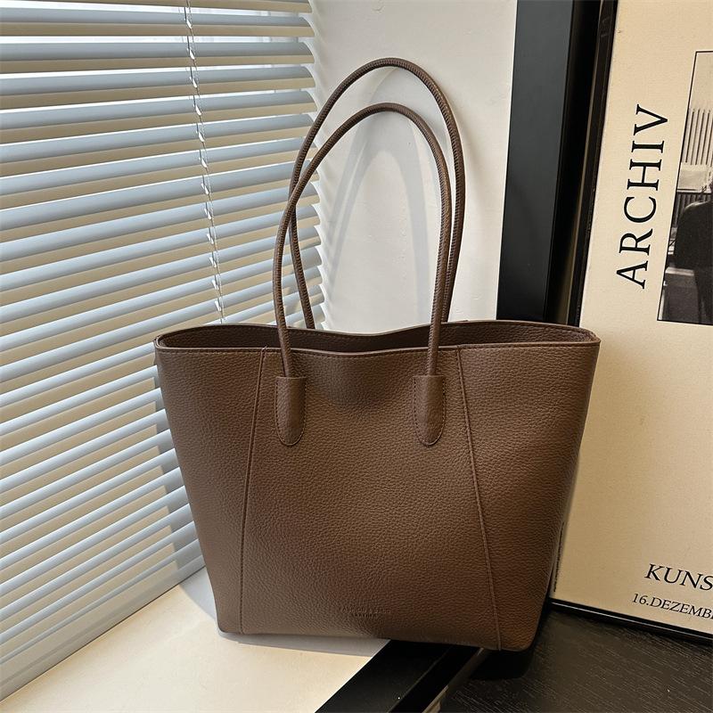 Simple design tote bag popular versatile fashion large capacity daily commuting class single shoulder tote women s bag
Simple design tote bag popular versatile fashion large capacity daily commuting class single shoulder tote women s bag