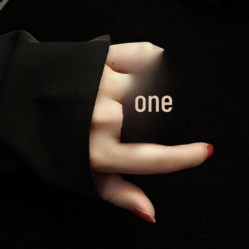 Персонализированное разомкнутое кольцо на мизинец со стальной бусиной, титан с покрытием из 18-каратного золота, не вызывает аллергии.
Персонализированное разомкнутое кольцо на мизинец со стальной бусиной, титан с покрытием из 18-каратного золота, не вызывает аллергии.