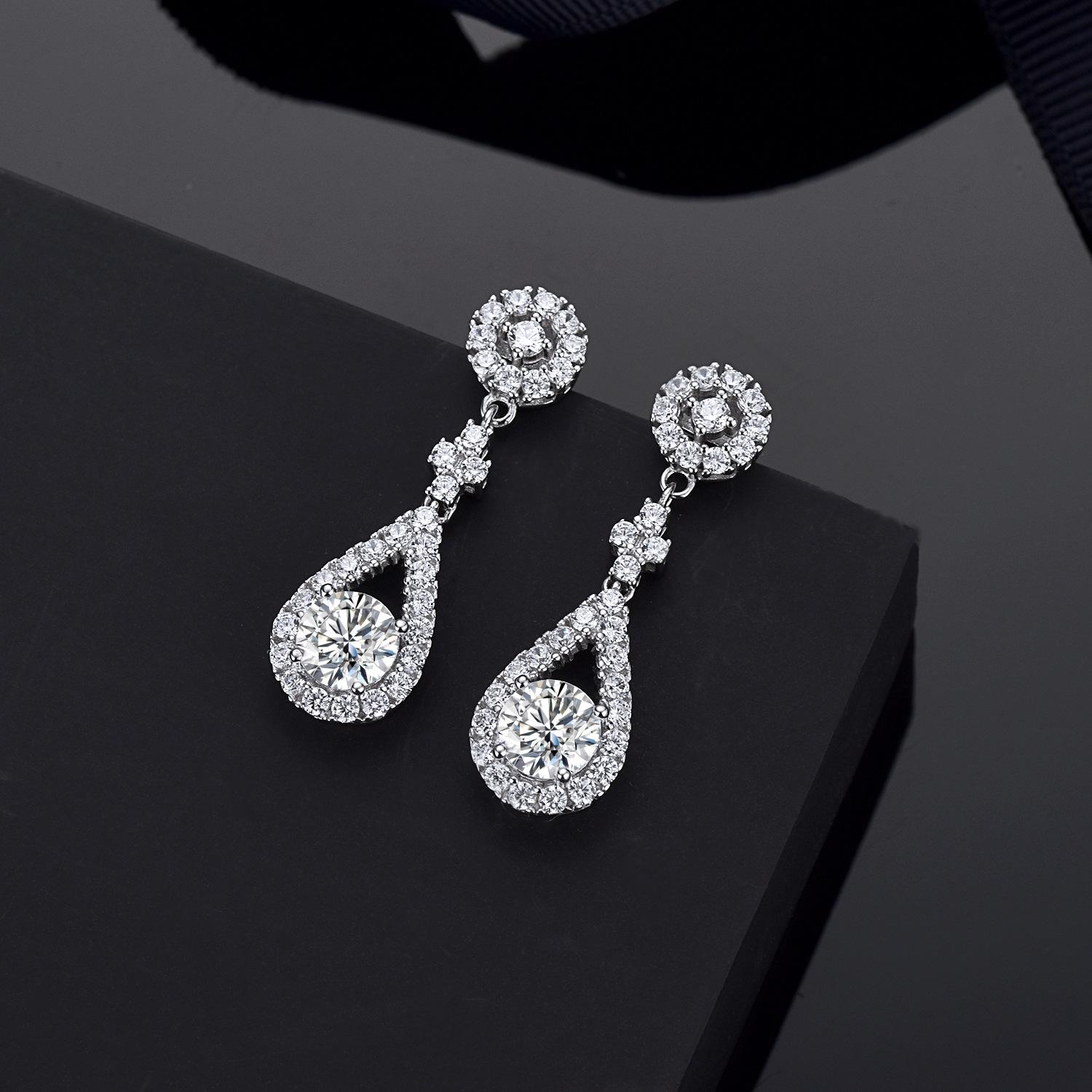 Elegant S925 Sterling Silver Tassel Water Drop Moissanite Dangle Earrings for Women 1 Carat Zirconia
Elegant S925 Sterling Silver Tassel Water Drop Moissanite Dangle Earrings for Women 1 Carat Zirconia