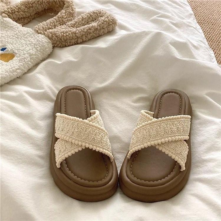 Премиальные шлепанцы на толстой подошве, женская уличная обувь, лето, новинка, нескользящие, модные сандалии-маффины на платформе 40
Премиальные шлепанцы на толстой подошве, женская уличная обувь, лето, новинка, нескользящие, модные сандалии-маффины на платформе 40