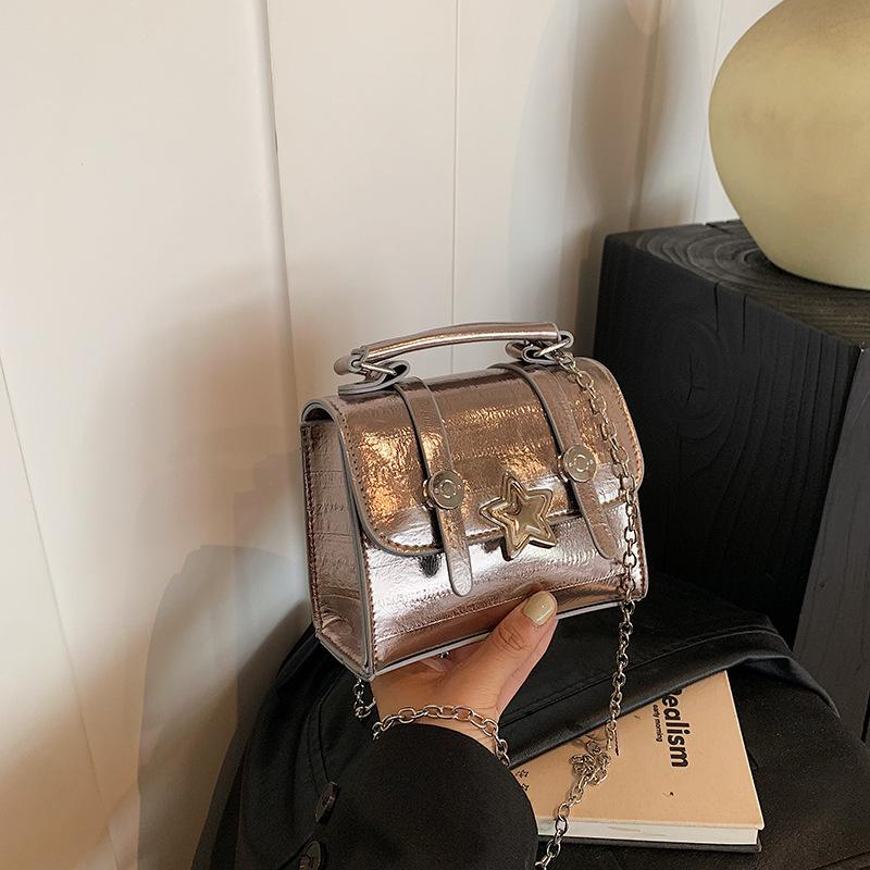 Niche design mini portable small bag women s 2025 autumn new shoulder bag simple chain diagonal span small square bag
Niche design mini portable small bag women s 2025 autumn new shoulder bag simple chain diagonal span small square bag