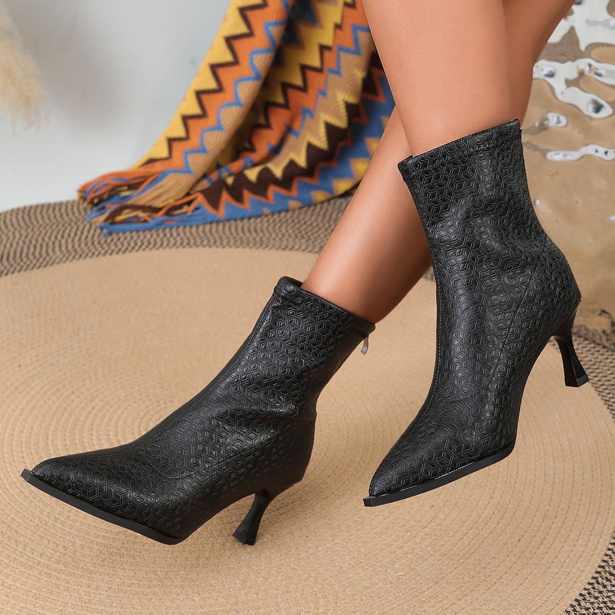 Large size new foreign trade autumn and winter zipper European and American temperament pointed head thin heel fashion high heel thin boots 35 чорний
Large size new foreign trade autumn and winter zipper European and American temperament pointed head thin heel fashion high heel thin boots 35 чорний
