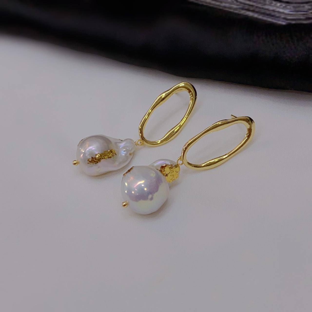 Unique gold foil design natural wrinkle Edison pearl earrings light luxury ear jewelry 2024 tide foreign gas stud earrings Silver needle
Unique gold foil design natural wrinkle Edison pearl earrings light luxury ear jewelry 2024 tide foreign gas stud earrings Silver needle