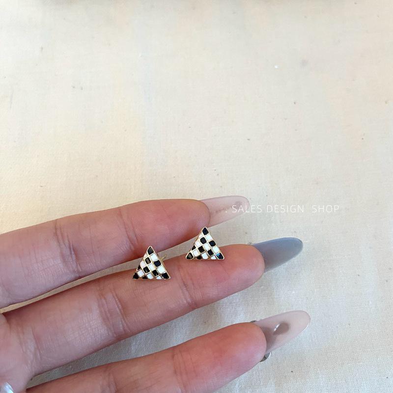 Elegant French Triangle Checkerboard Stud Earrings – Niche Design with Internet Celebrity Style for Women
Elegant French Triangle Checkerboard Stud Earrings – Niche Design with Internet Celebrity Style for Women