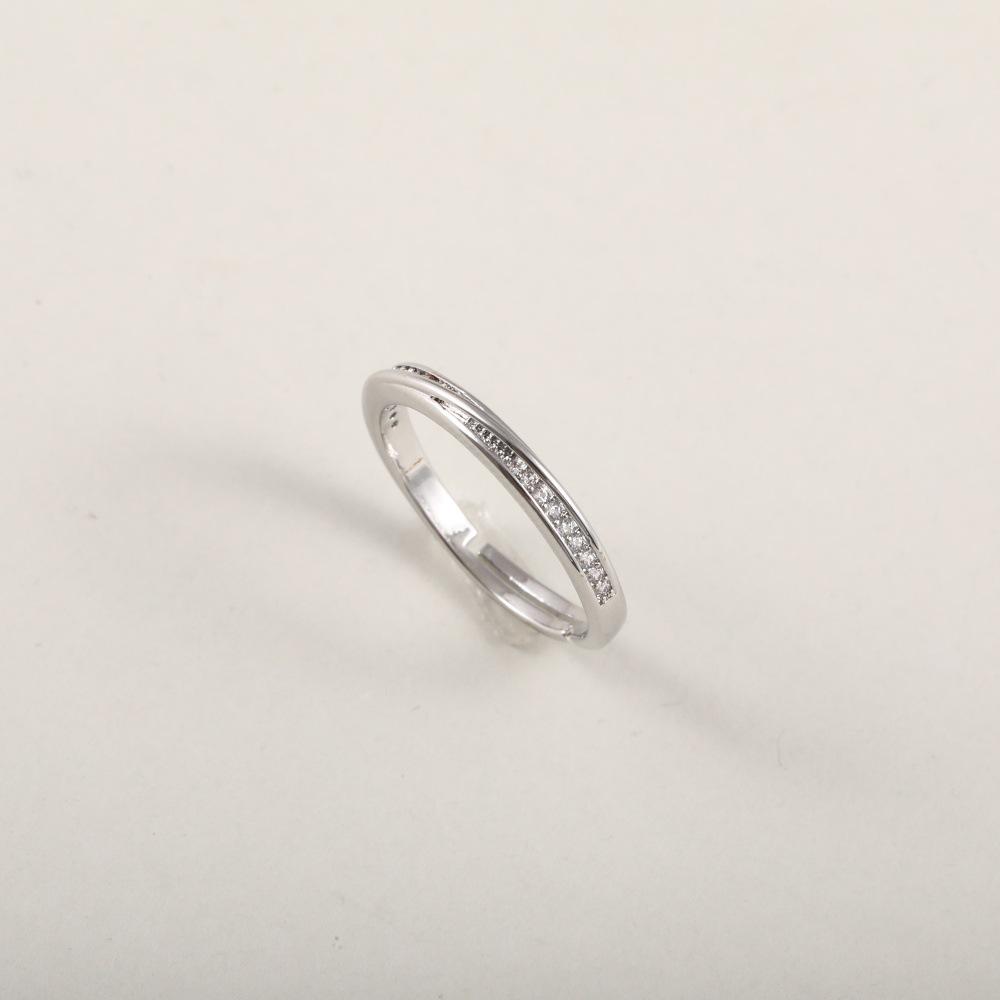 18k Gold-Plated Adjustable Ring with Diamond Micro-Pave Design
18k Gold-Plated Adjustable Ring with Diamond Micro-Pave Design