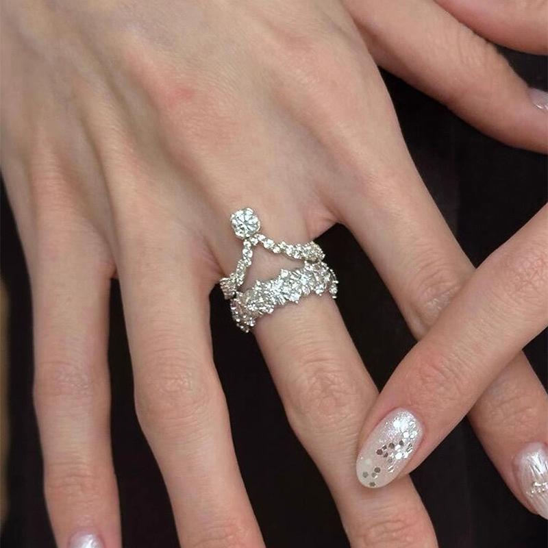 Glossy irregular texture double-layer crown sparkling diamond rings for women new in hip-hop style engagement ring jewelry gift resizable серебряный
Glossy irregular texture double-layer crown sparkling diamond rings for women new in hip-hop style engagement ring jewelry gift resizable серебряный