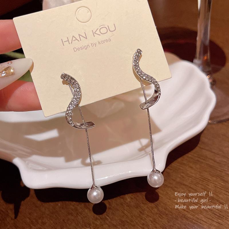 Korean Best-Selling Sparkling Diamond & Pearl Arc Tassel Earrings for Women – Elegant, Luxurious & Unique Design
Korean Best-Selling Sparkling Diamond & Pearl Arc Tassel Earrings for Women – Elegant, Luxurious & Unique Design