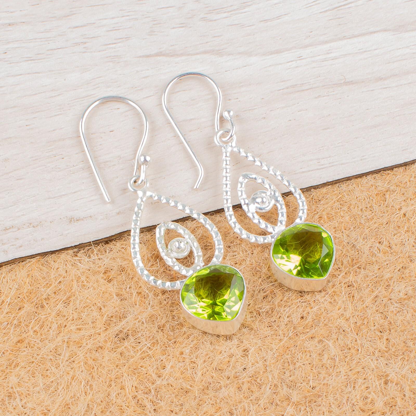 Peridot Gemstone 925 Sterling Silver Jewelry Handmade Drop/Dangle Earrings 2.00 EE-32-1
Peridot Gemstone 925 Sterling Silver Jewelry Handmade Drop/Dangle Earrings 2.00 EE-32-1