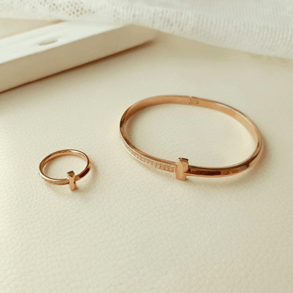 Surgical Steel Bangle Bracelet Couple Layered Chain Stainless Steel Engraving Bracelet/Diameter 6CM (+6900)
Surgical Steel Bangle Bracelet Couple Layered Chain Stainless Steel Engraving Bracelet/Diameter 6CM (+6900)