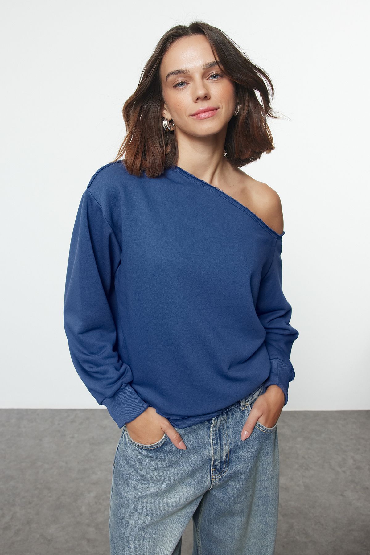 Women s Fashion Stylish Sweatshirt Indigo Oversize Wide Fit Asymmetrical Collar Thick Knitted Sweatshirt XS
Women s Fashion Stylish Sweatshirt Indigo Oversize Wide Fit Asymmetrical Collar Thick Knitted Sweatshirt XS