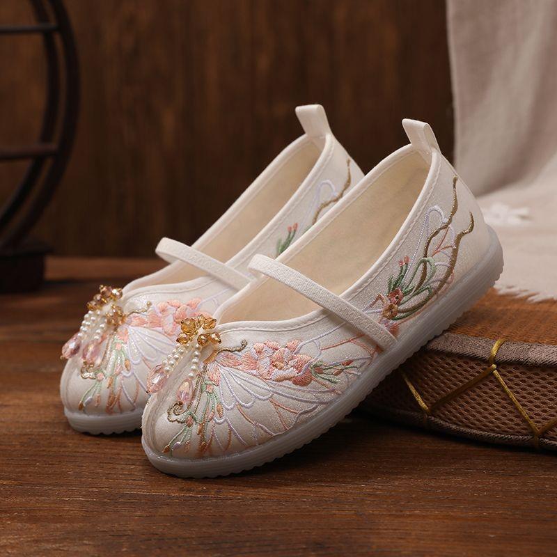 Swallow Language Hanfu Shoes for Kids - Handmade Embroidered Traditional Chinese Performance Shoes for Spring Size 26 / 16.5cm белый
Swallow Language Hanfu Shoes for Kids - Handmade Embroidered Traditional Chinese Performance Shoes for Spring Size 26 / 16.5cm белый