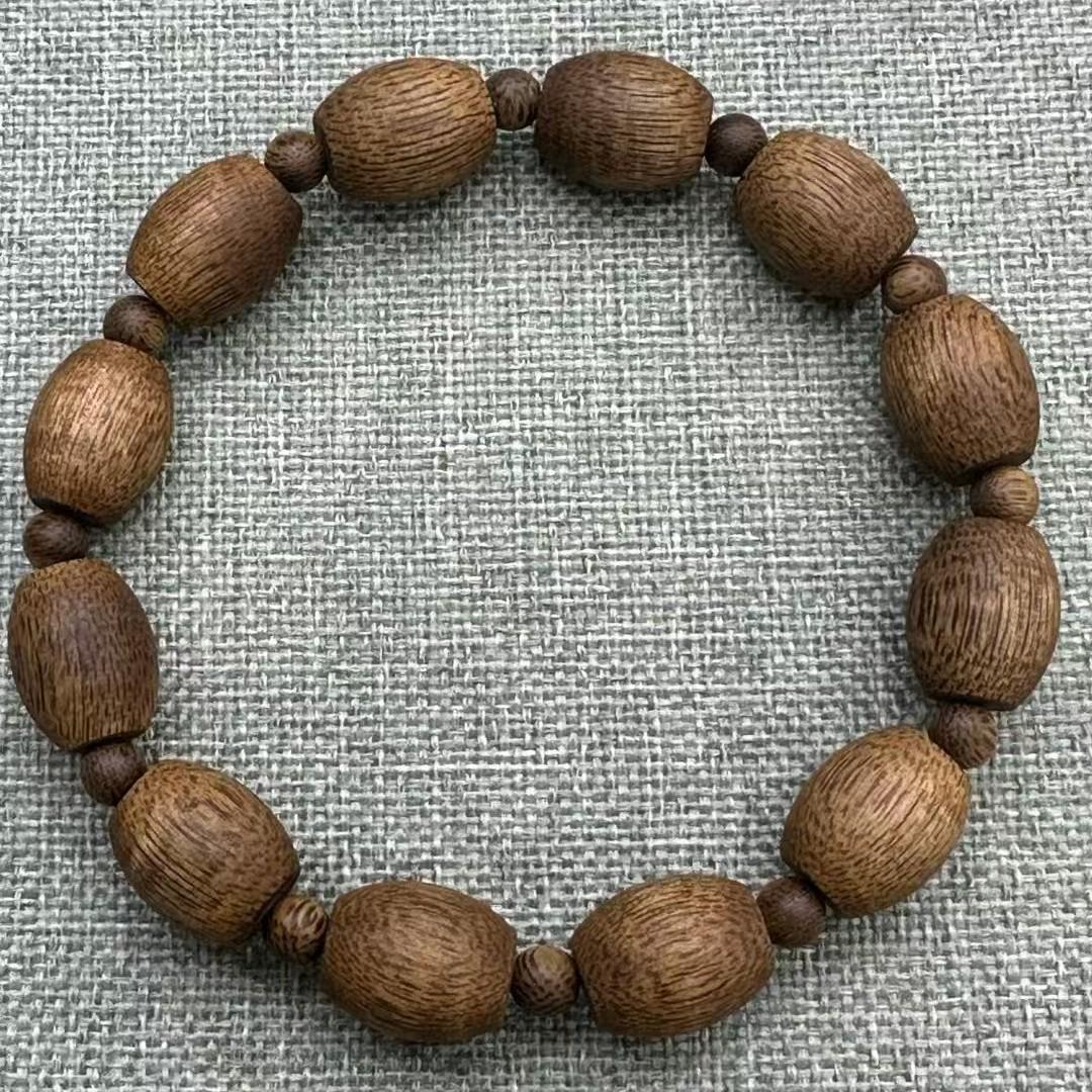 Cambodia Bodhi Chess Agarwood Bracelet with Sinking Grade Drum Beads - Unisex Buddhist Design
Cambodia Bodhi Chess Agarwood Bracelet with Sinking Grade Drum Beads - Unisex Buddhist Design