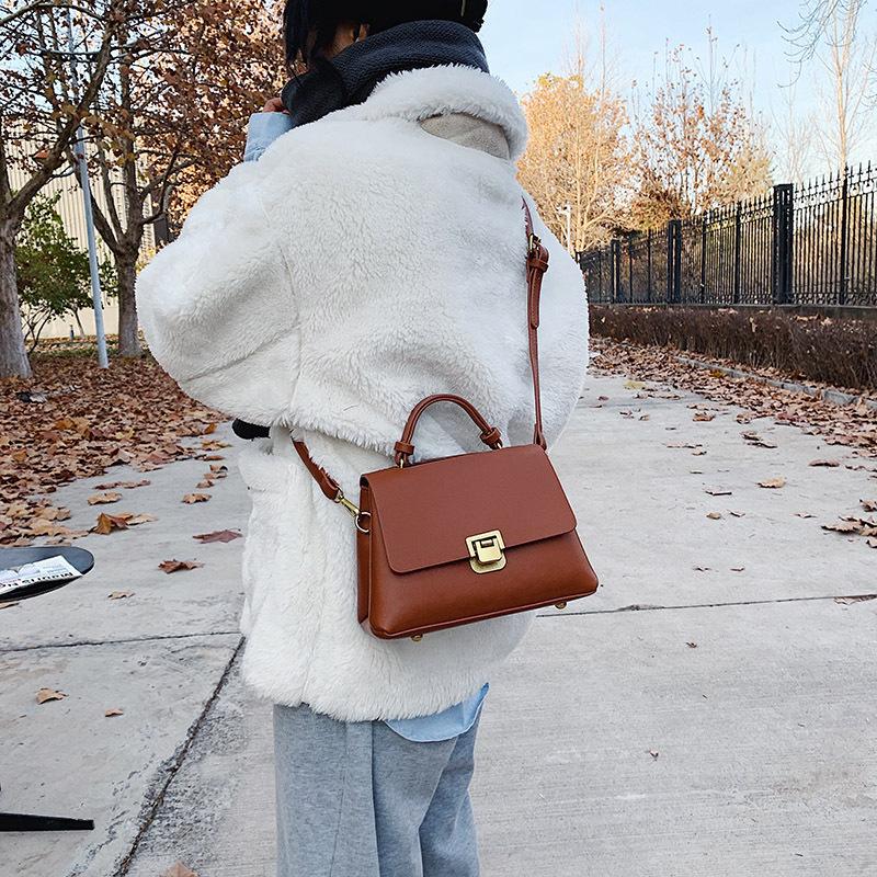 Portable small square bag new versatile simple shoulder bag fashionable texture messenger bag 22*10*16
Portable small square bag new versatile simple shoulder bag fashionable texture messenger bag 22*10*16