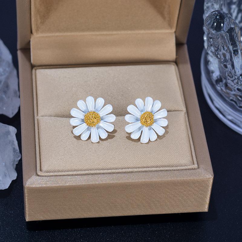 Fashion Cute Small Daisy Flowers Stud Earrings For Women Girls Sweet Statement Asymmetrical Earring Party Zircon Gifts
Fashion Cute Small Daisy Flowers Stud Earrings For Women Girls Sweet Statement Asymmetrical Earring Party Zircon Gifts
