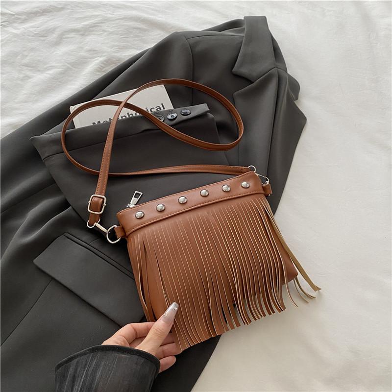 French retro fringed commuter bucket bag women s 2025 summer new soft-faced one-shoulder messenger fringed bag коричневый
French retro fringed commuter bucket bag women s 2025 summer new soft-faced one-shoulder messenger fringed bag коричневый