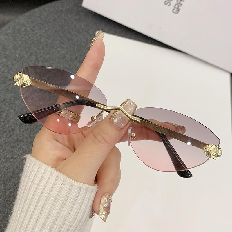 Leopard Head Metal Sunglasses With Cat Eye Frame Uv400 For Fashion Parties GoldFrameGrayPink
Leopard Head Metal Sunglasses With Cat Eye Frame Uv400 For Fashion Parties GoldFrameGrayPink