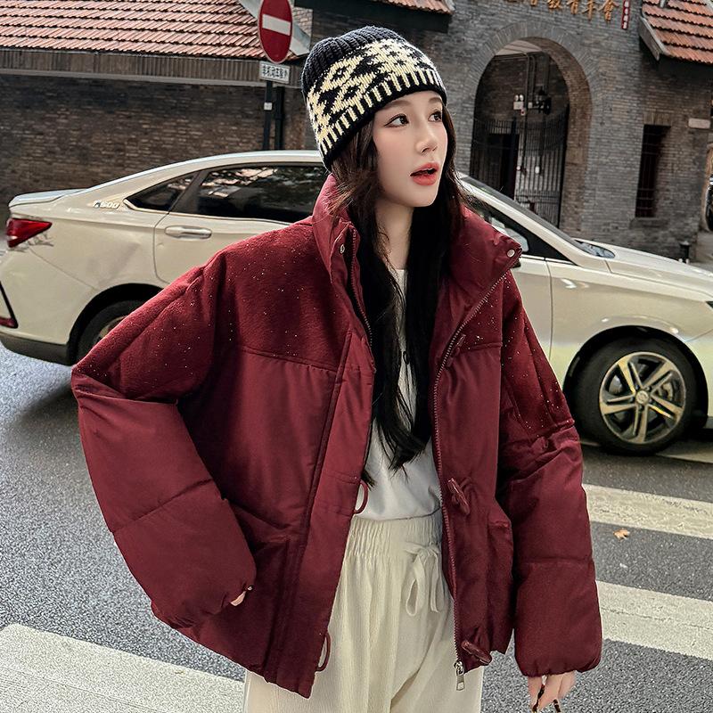 Европейская куртка из короткого хлопка с пайетками и вставками, воротником-стойкой и застежкой на роговые пуговицы, новая маленькая теплая хлопковая куртка зима 2025 M бордовый
Европейская куртка из короткого хлопка с пайетками и вставками, воротником-стойкой и застежкой на роговые пуговицы, новая маленькая теплая хлопковая куртка зима 2025 M бордовый