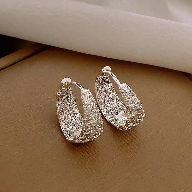 Light Luxury Design With Micro Inlaid Zircon Copper Alloy Gold Color Ear Buckle Earrings For Women s Girls Exquisite Jewelry Set срібний
Light Luxury Design With Micro Inlaid Zircon Copper Alloy Gold Color Ear Buckle Earrings For Women s Girls Exquisite Jewelry Set срібний
