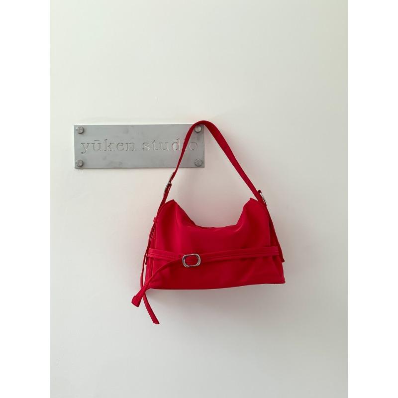 Underarm bag belt decorative design summer new simple commuter handbag large capacity nylon shoulder bag червоний
Underarm bag belt decorative design summer new simple commuter handbag large capacity nylon shoulder bag червоний