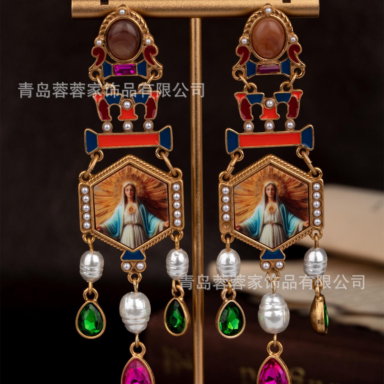 Vintage Earrings Exaggerated Retro European Portrait Baroque Tassel High-end Sense Isolated Gold
Vintage Earrings Exaggerated Retro European Portrait Baroque Tassel High-end Sense Isolated Gold
