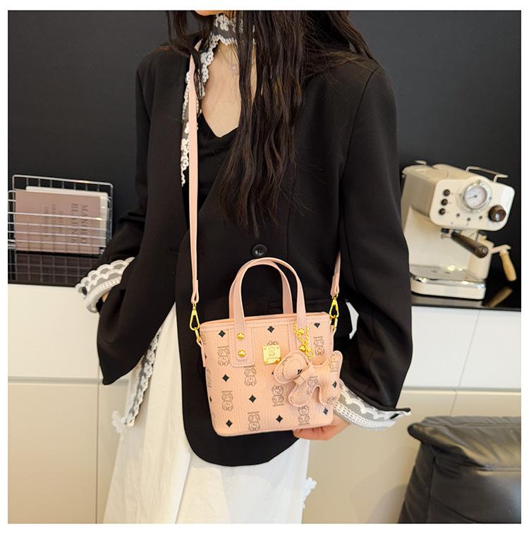 This year, versatile small bags are popular for women s 2025 new fashion messenger bags, and women s portable small square bags. чорний
This year, versatile small bags are popular for women s 2025 new fashion messenger bags, and women s portable small square bags. чорний