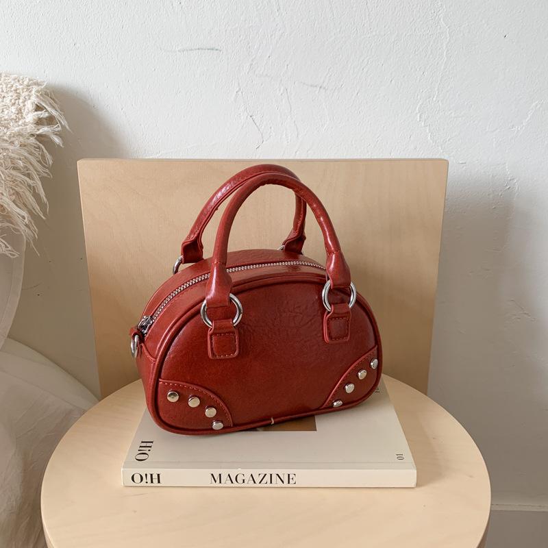 Высококлассная нишевая сумка женская ретро новая осенне-зимняя сумка через плечо модная портативная сумка-боулинг красный
Высококлассная нишевая сумка женская ретро новая осенне-зимняя сумка через плечо модная портативная сумка-боулинг красный