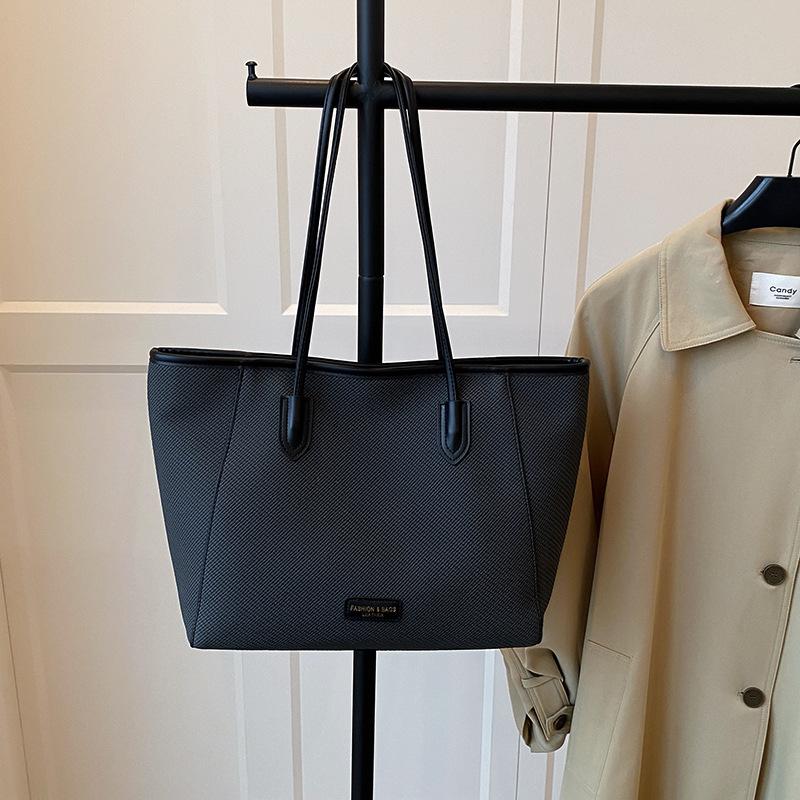 Summer shoulder armpit big bag women s new tote zipper large capacity bag handbag
Summer shoulder armpit big bag women s new tote zipper large capacity bag handbag