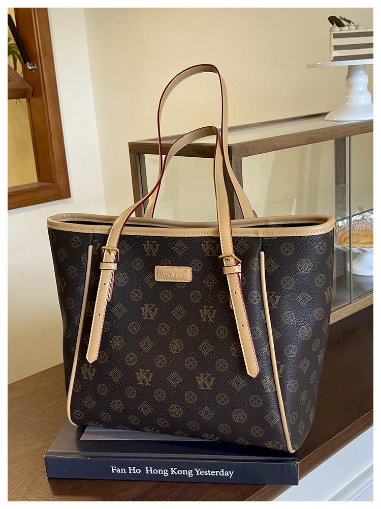 2025 Large Capacity Retro Print European & American High-End Shoulder Bag
2025 Large Capacity Retro Print European & American High-End Shoulder Bag