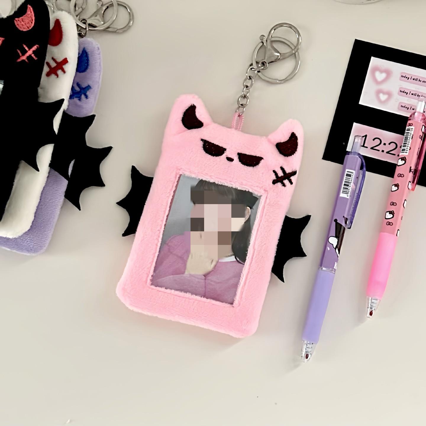 Креативный стиль, шикарный держатель для фотокарт Kpop Idol, плюшевая летучая мышь, демон, кот, щенок, чехол для фотокарточки, студенческий билет, протектор для автобусной карты
Креативный стиль, шикарный держатель для фотокарт Kpop Idol, плюшевая летучая мышь, демон, кот, щенок, чехол для фотокарточки, студенческий билет, протектор для автобусной карты