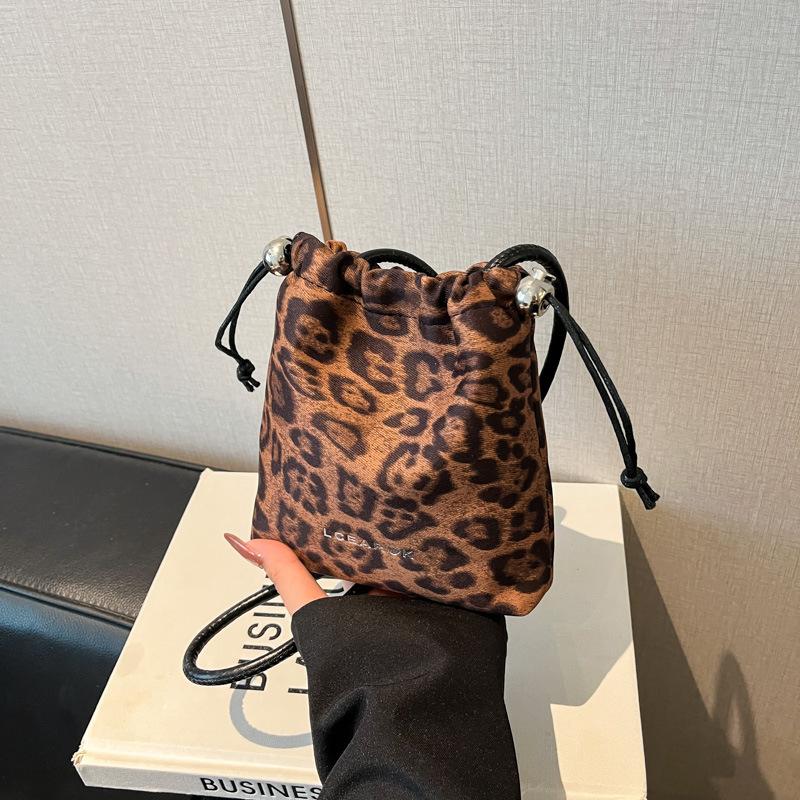 Leopard Print Nyl Drawstring Crossbody Bag New Niche Design Fashi Versatile Women s Mobile Phe Bag Exquisite Shoulder Bag 15X4.5X18CM коричневый
Leopard Print Nyl Drawstring Crossbody Bag New Niche Design Fashi Versatile Women s Mobile Phe Bag Exquisite Shoulder Bag 15X4.5X18CM коричневый