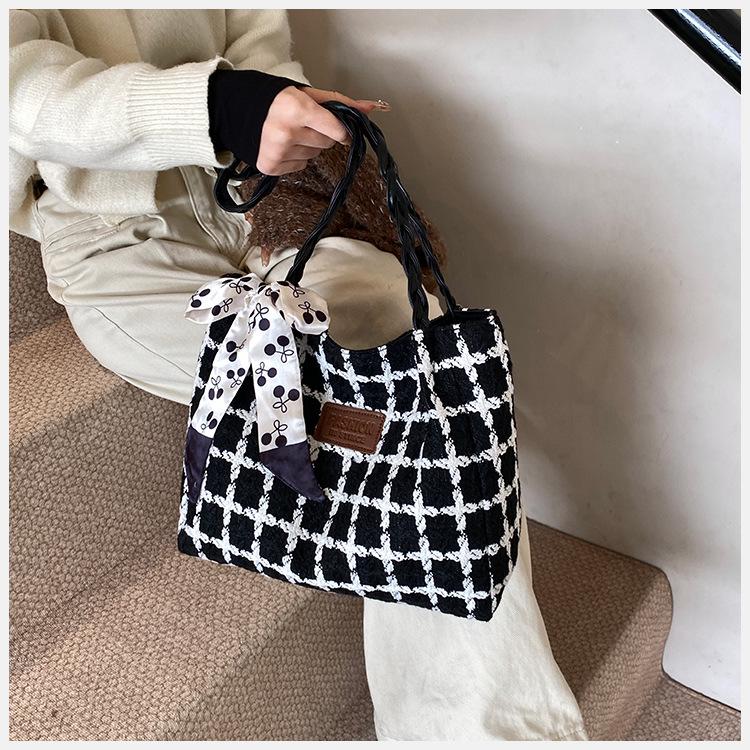 Large Capacity Korean Style Women s Tote Bag with Niche Plaid Design, Single Shoulder Hobo. 32cm x 11cm x 24cm
Large Capacity Korean Style Women s Tote Bag with Niche Plaid Design, Single Shoulder Hobo. 32cm x 11cm x 24cm